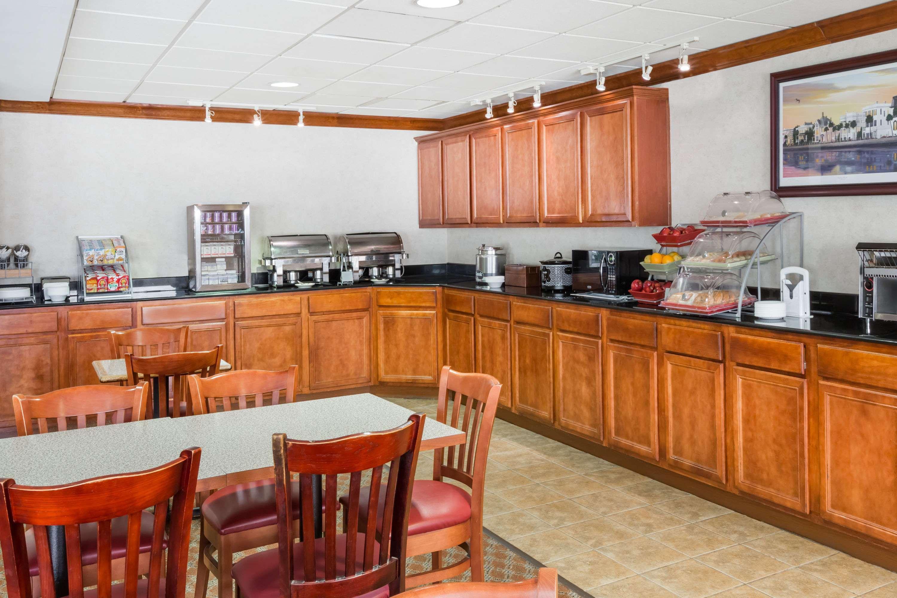 Clarion Pointe Charleston - West Ashley Hotel Екстериор снимка