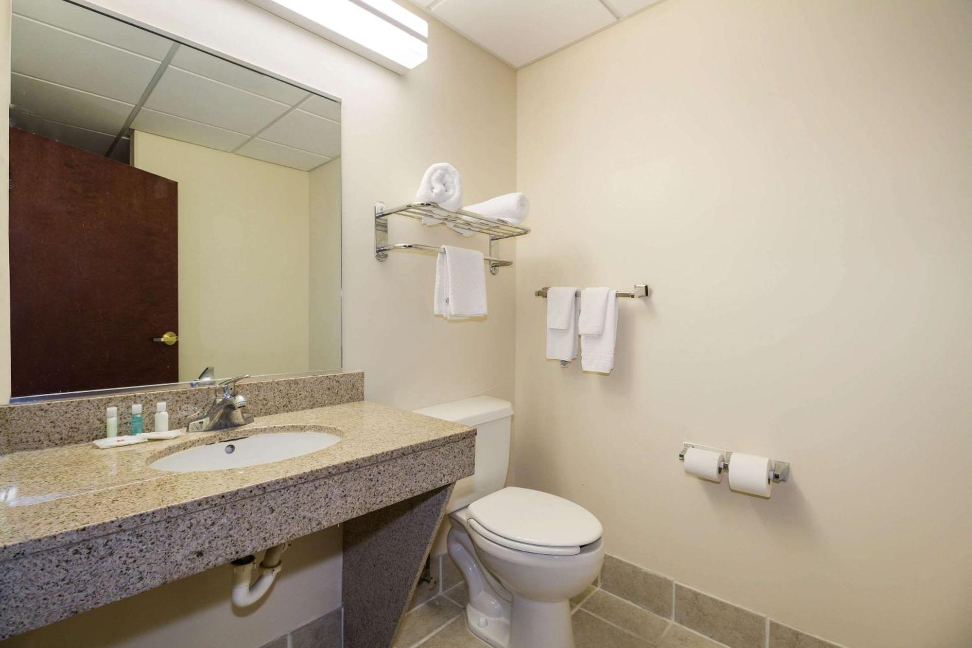 Clarion Pointe Charleston - West Ashley Hotel Екстериор снимка